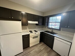 Building Photo - 2 bedroom 1.5 Bath Townhouse Village Green