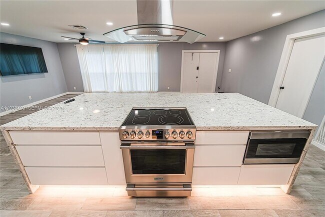 Building Photo - 8107 NW 74th Ave