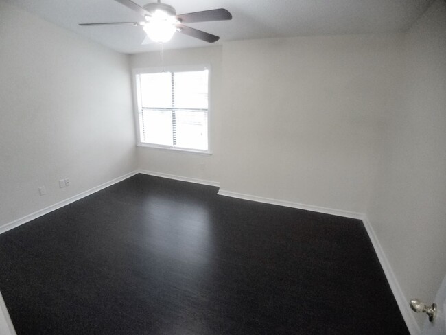 Building Photo - Beautiful second floor 1/1 Condo x Rent @ ...