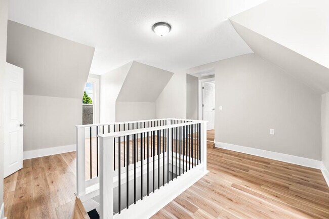 Building Photo - 639 Maple St