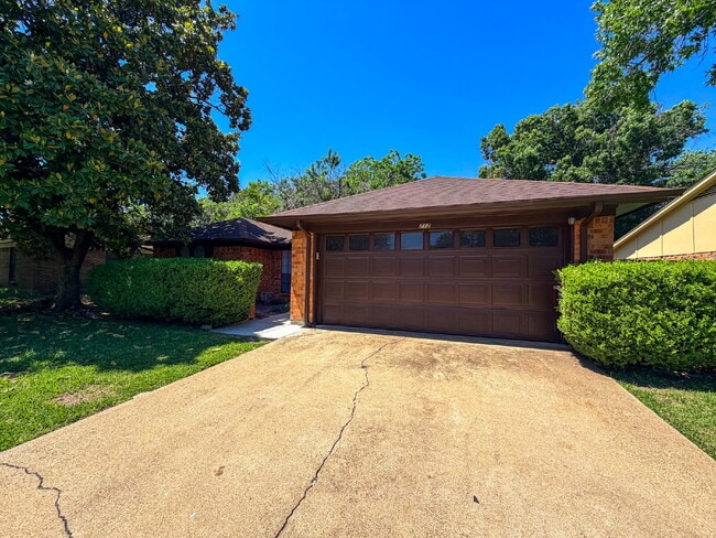 Building Photo - 3 Bedroom, 2 Bath Home in Burleson - Great Location!