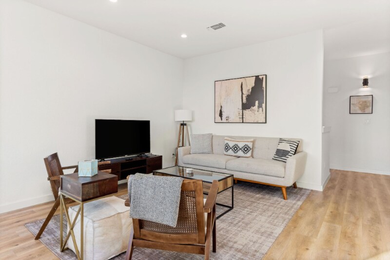 Building Photo - 1619 Lakeshore Dr