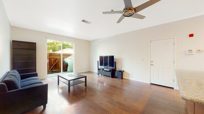 Building Photo - 4-Bedroom Townhome in San Jose!