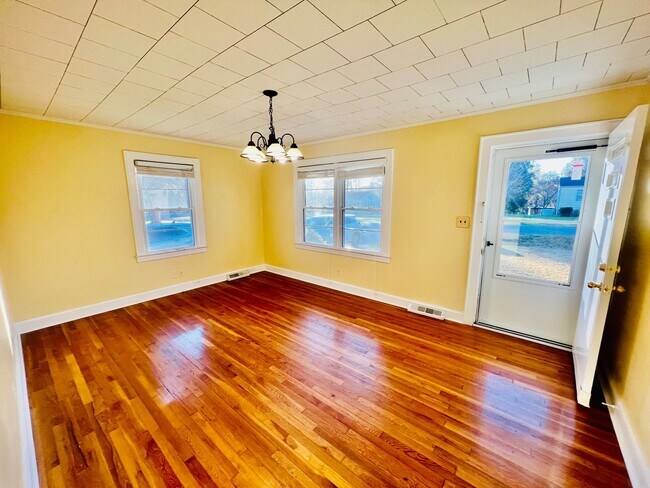 Building Photo - 2 bed with Large Garage