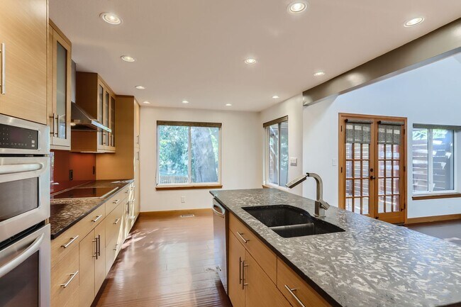 Building Photo - MODERN 2 BED/1.5 BATH IN HEART OF BOULDER!