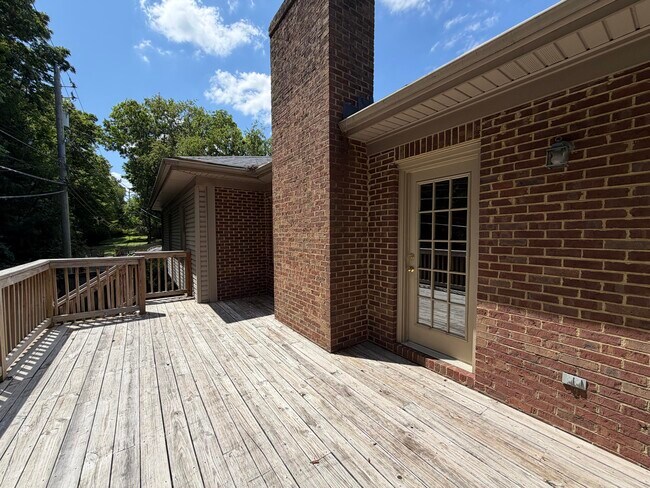 Building Photo - 1112 Pepperhill Cir