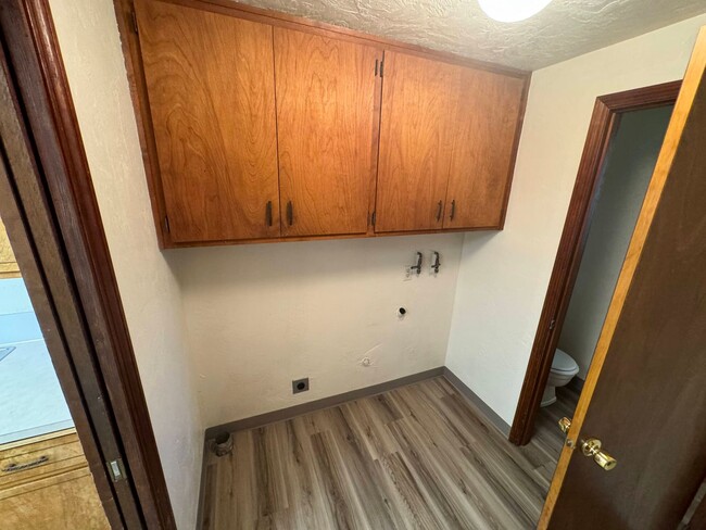 Building Photo - 2 Bedroom Duplex in Southwest Eugene