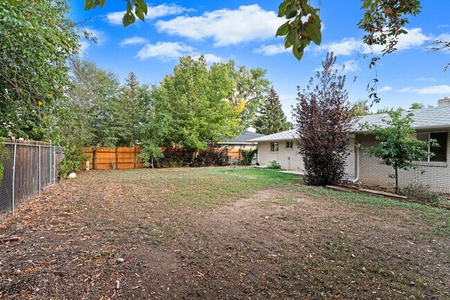 Building Photo - Charming and Renovated 4 Bedroom 2 Bathroo...