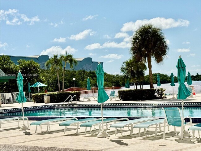 Building Photo - 300 Bayview Dr