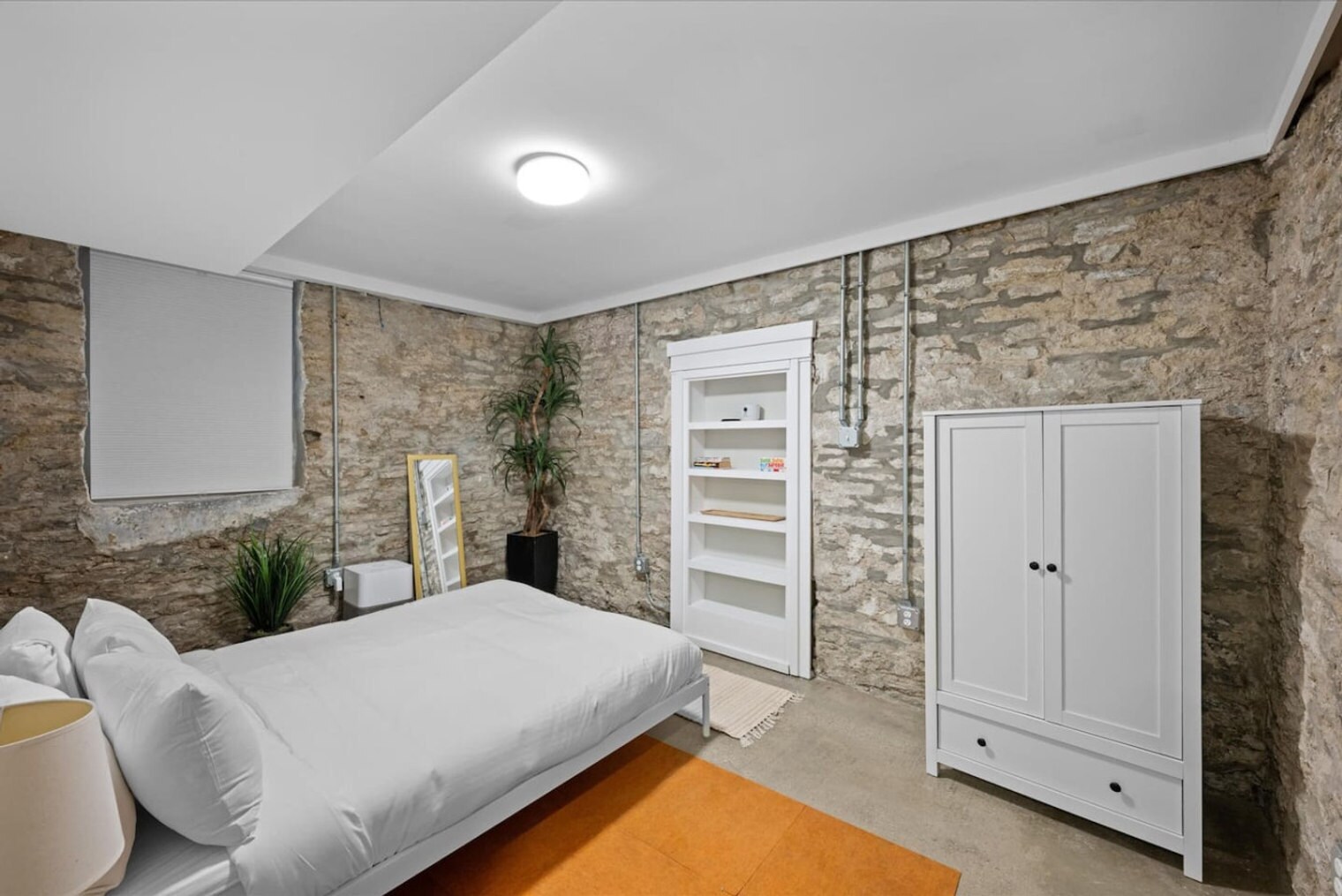 Building Photo - 2 Hust Alley