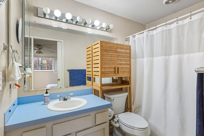 Building Photo - 3 Bedroom, 2 Bath House Near Portland Community College on Quiet Dead-end Street