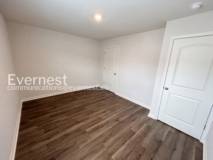 Building Photo - 209 Maple Spring Trl
