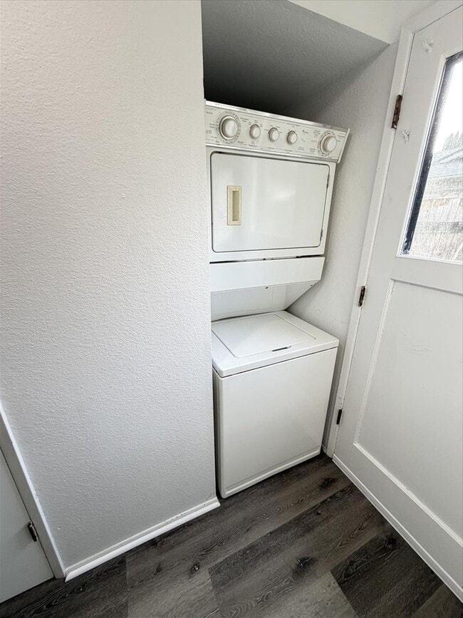 Building Photo - $2100 / 2br - 789 ft2 - Townhome/garage/fenced yard