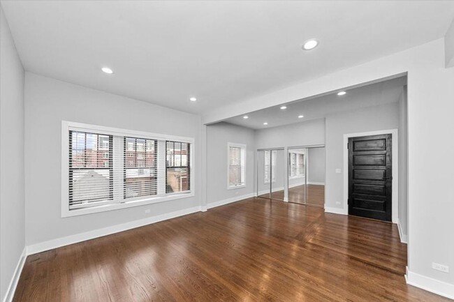 Building Photo - 3 bedroom in Chicago IL 60618