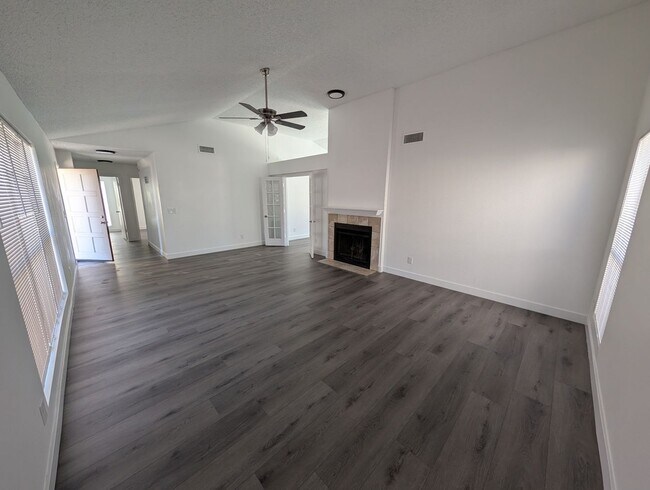 Building Photo - Sharp 3 Bedroom Home w/Pool in Glendale