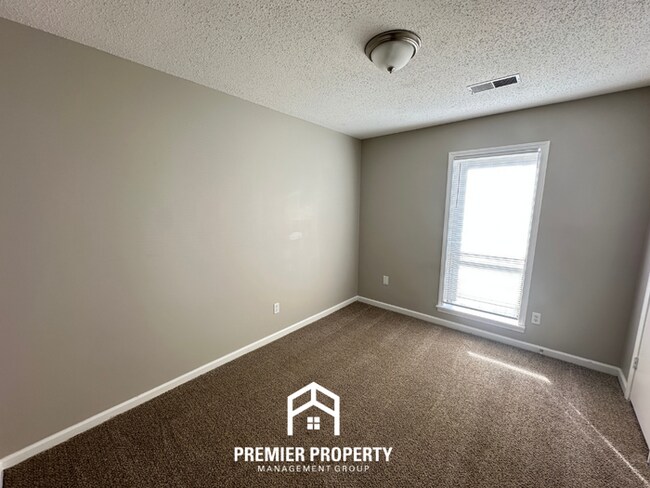 Building Photo - Charming 3 Bedroom Home for Rent in Memphis | High Ceilings, Fireplace & Fenced Yard