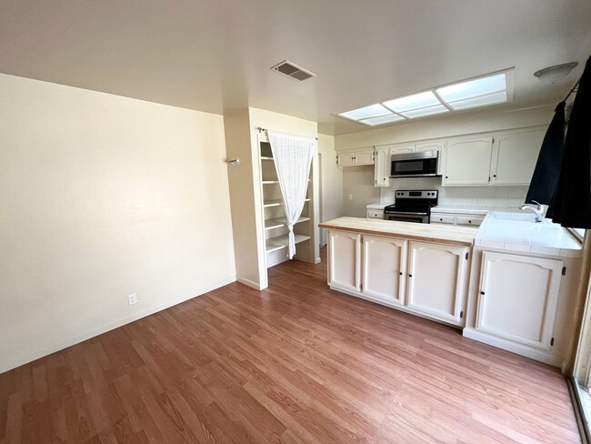 Building Photo - North Merced: $1950 3 bedroom 2 bathroom *