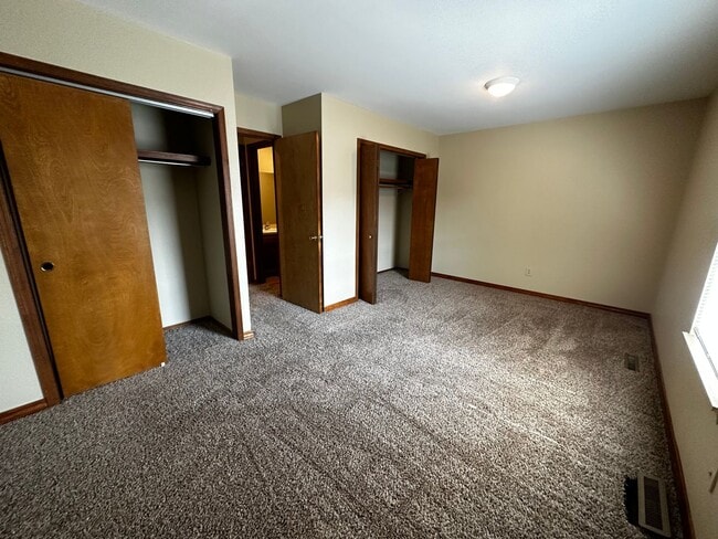 Building Photo - 2 bedroom 1.5 bath Townhome in a great loc...