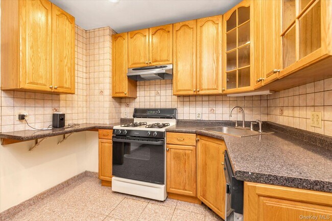 Building Photo - 71-39 Nansen St