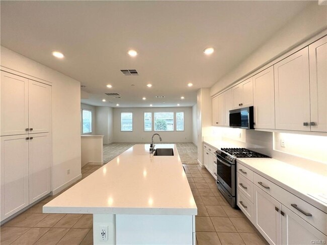 Building Photo - 1645 W Lincoln Ave