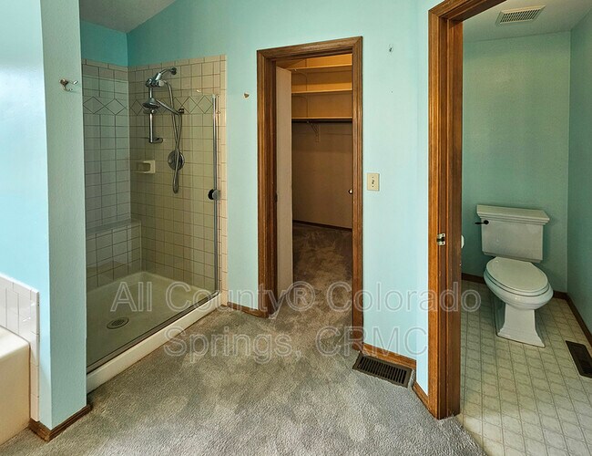 Building Photo - 2615 Helmsdale Dr