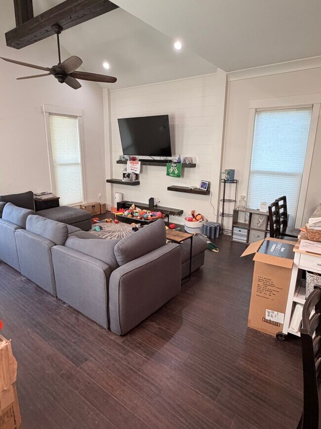 Building Photo - Gorgeous Single Family Home, 4BD/4BA with Large Backyard