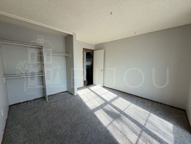 Building Photo - 2560 Clarendon Dr