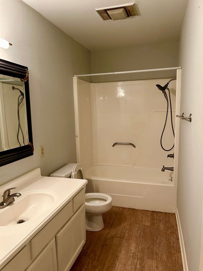 Building Photo - Youree Drive Townhouse