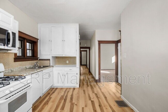 Building Photo - 5033 Ray Ave