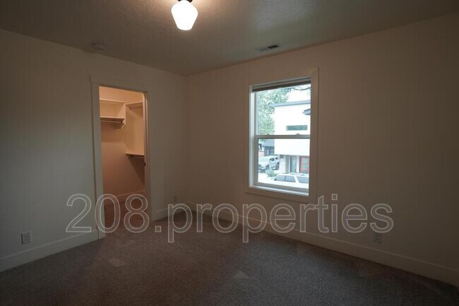 Building Photo - 4314 W Clark St