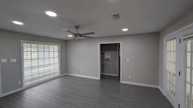 Building Photo - 303 Hillcrest Ave