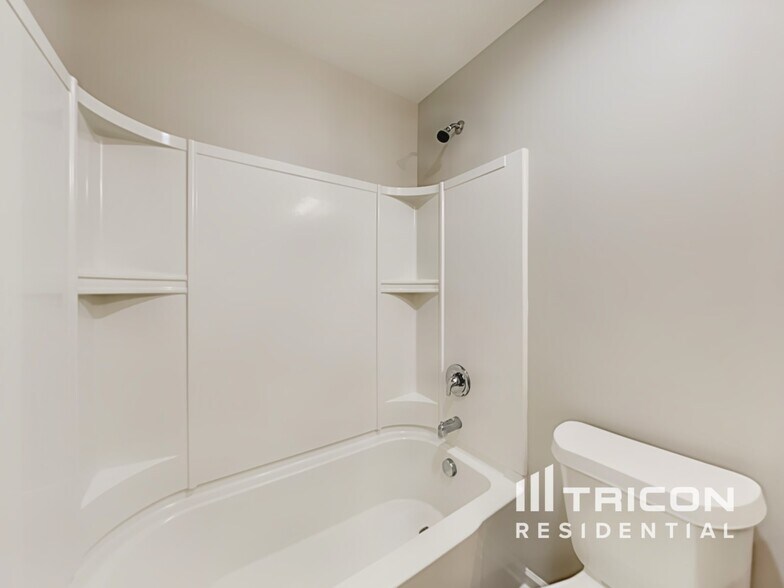 Building Photo - 4201 Broadstairs Dr SW