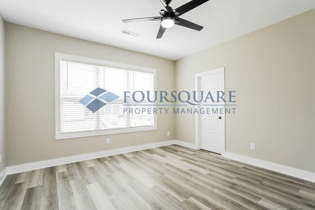 Building Photo - Townhome | Washer/Dryer Included | Back Pa...