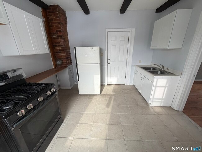 Building Photo - 571 Baldwin St