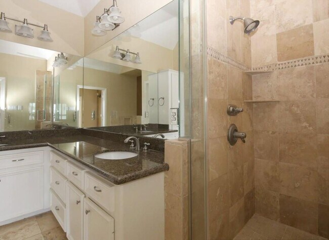 Building Photo - Stylish 3-Bedroom Townhome in Coveted Rive...