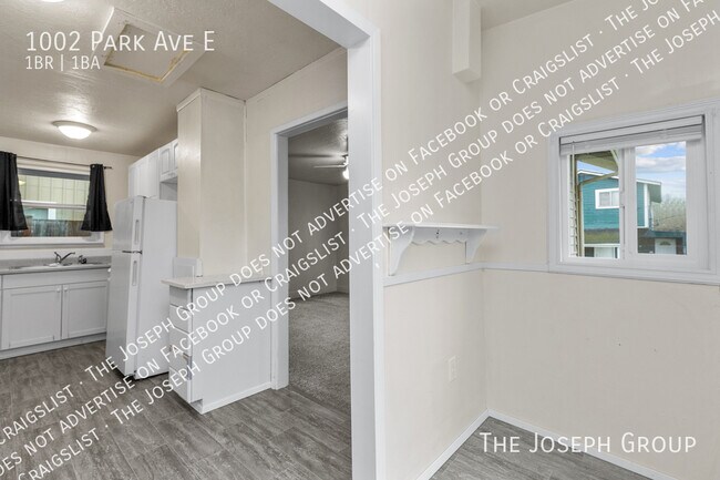 Building Photo - 1002 Park Ave E