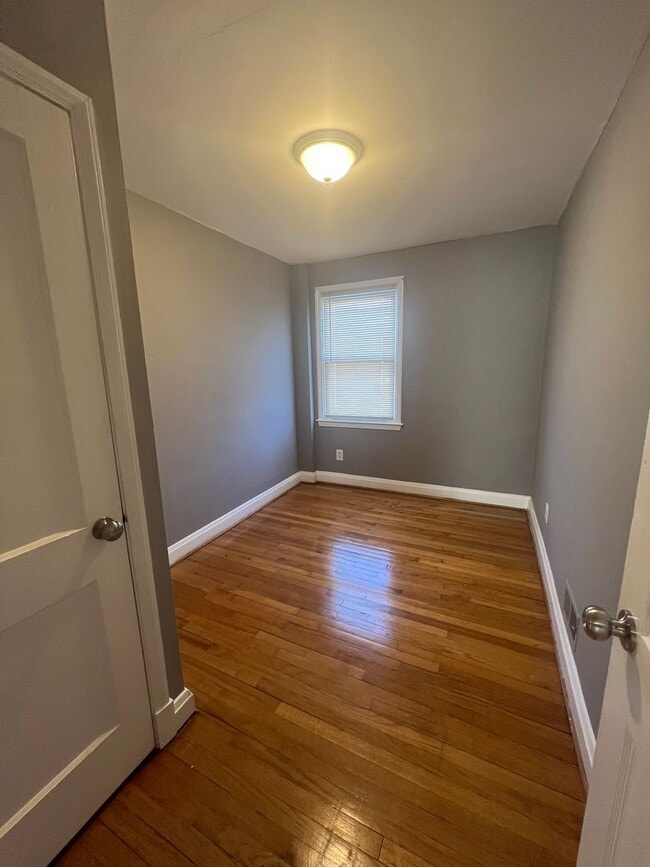 Building Photo - Lovely 3 Bedroom Home in East Baltimore