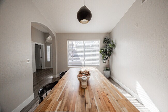 Building Photo - 904 S Dolphin Dr