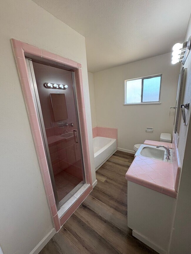 Building Photo - Updated Interior home in Dinuba near Shopp...