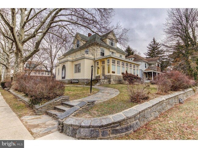 Building Photo - 303 Sharon Ave