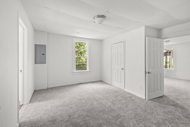 Building Photo - Charming 2 Bedroom, 2 Bathroom house