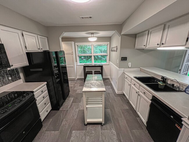 Building Photo - Bright And Relaxing 2 Bed 2 Bath Partially Furnished Home in Beautiful Franklin Farm Foundation