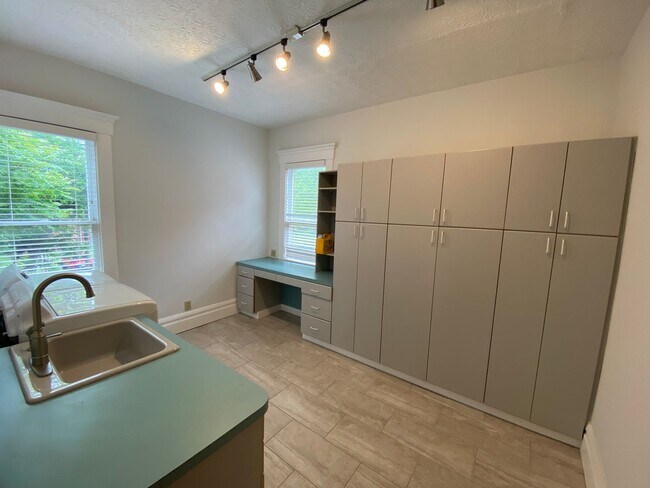 Building Photo - Wilber Ave 303-305 &amp; 863 Henry NCR