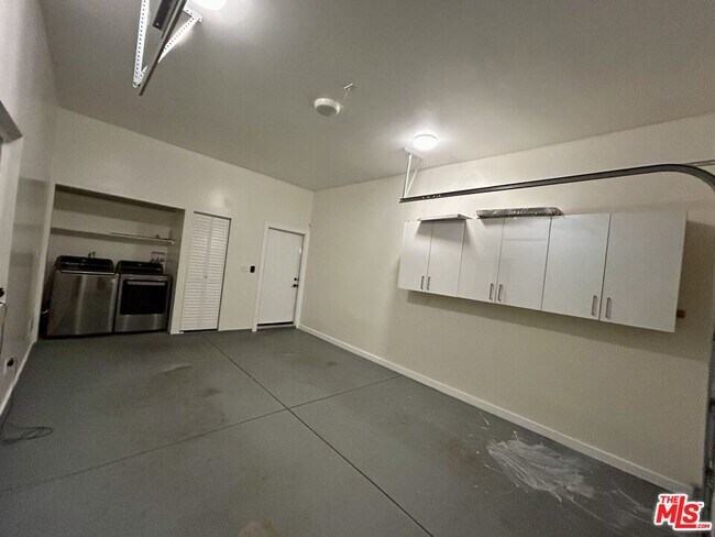 Building Photo - 17601 Rhoda St