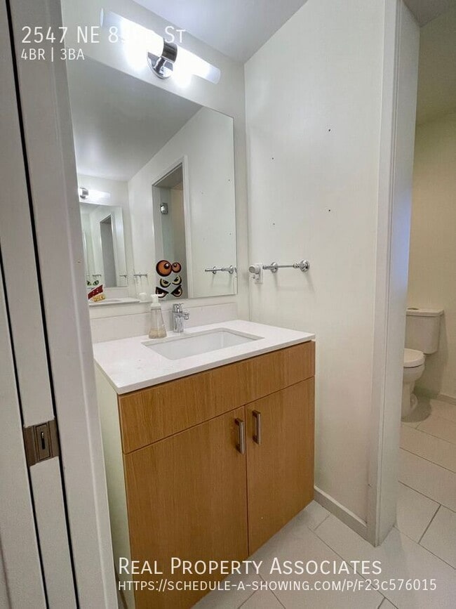 Building Photo - 2547 NE 83rd St