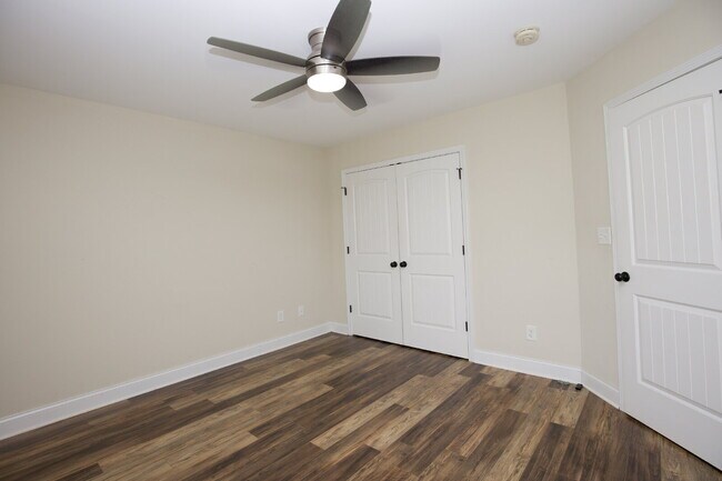 Building Photo - *Lease Special!* Fiber optic internet incl...
