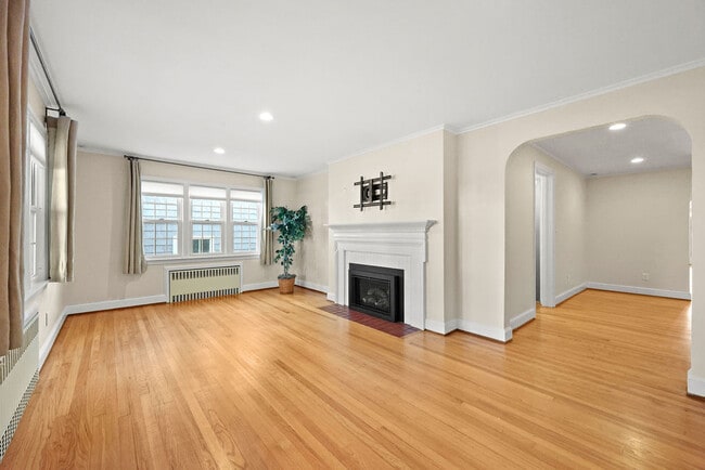 Building Photo - 15 Arapahoe Rd