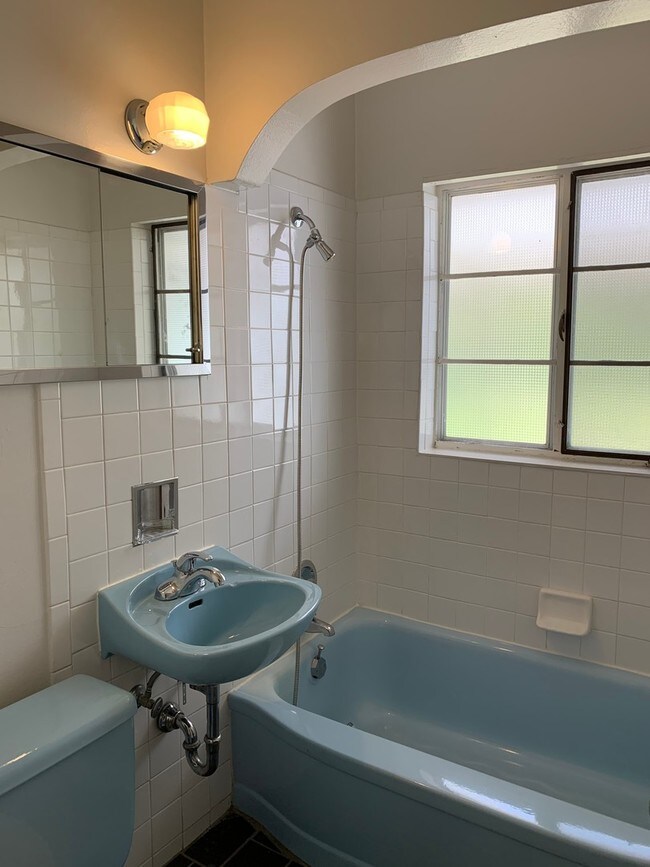 Building Photo - Amazing 2BD/2BA Chautauqua Home!