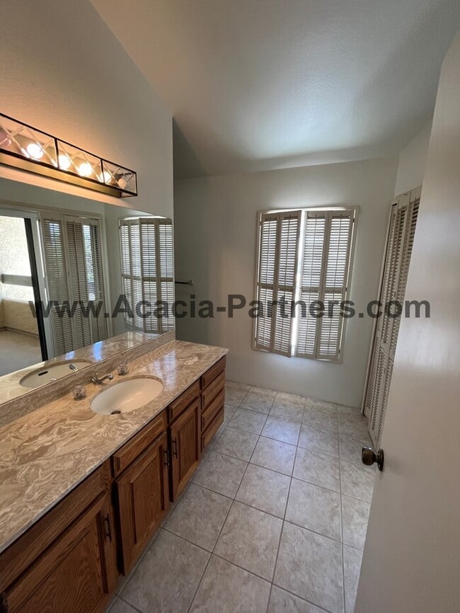 Building Photo - Large Three Bedroom Townhouse