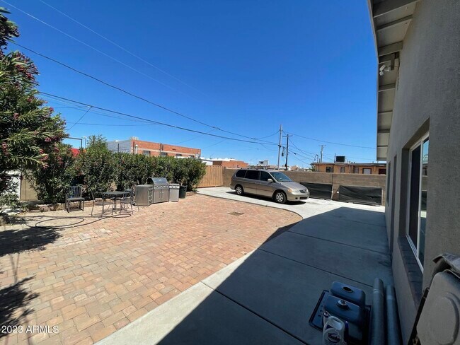 Building Photo - 1308 E Monroe St